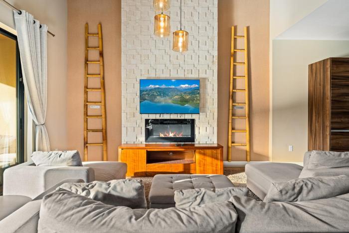 Outdoor Kitchen + 8 Min to Disney + Resort Cabanas