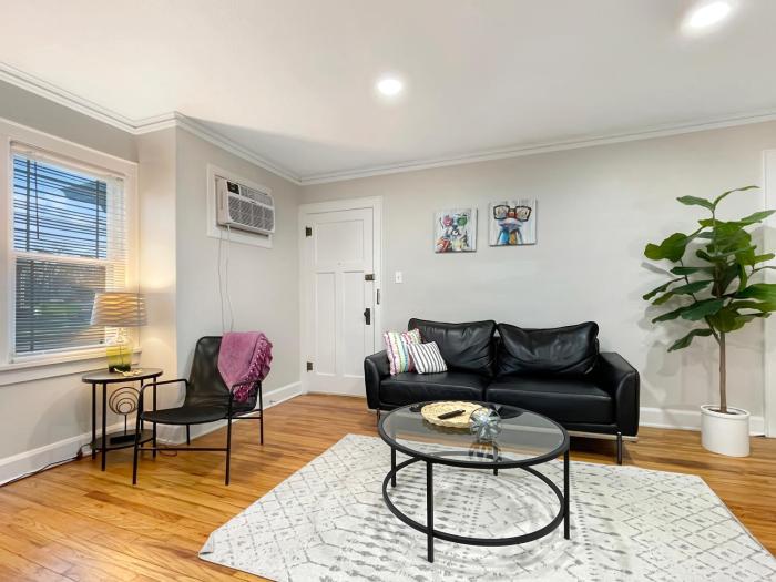 Fun & Charming 1BR Apt near Drake