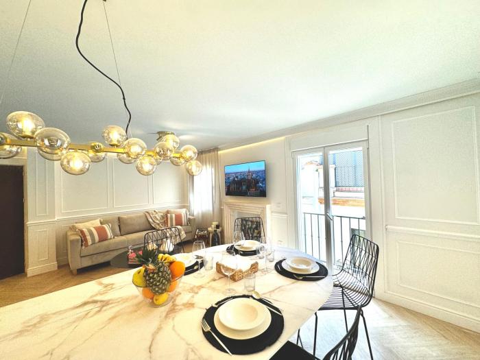 Luxury Cathedral Views in Sevilla