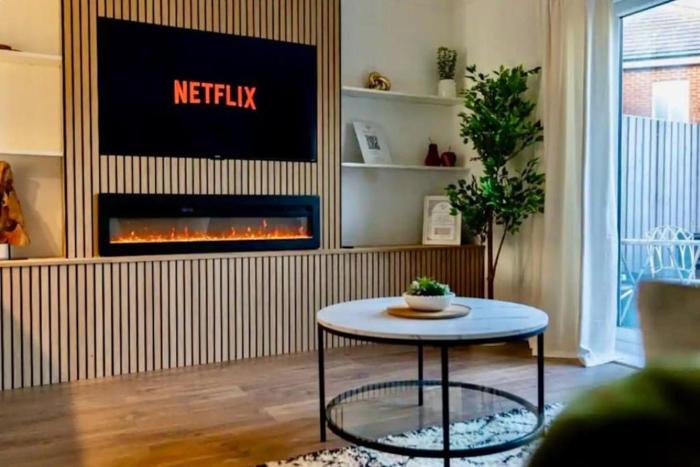 “Hot Tub, Private Parking, Beachside Luxury”