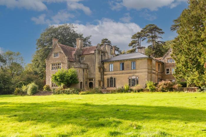 9 Bedrooms Grand Manor House Near Bath, Sleeps 26