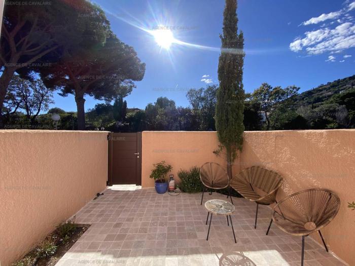 Mazet rénové avec piscine, tennis, 2 terrasses à Cavalaire-sur-Mer. - FR-1-100-333