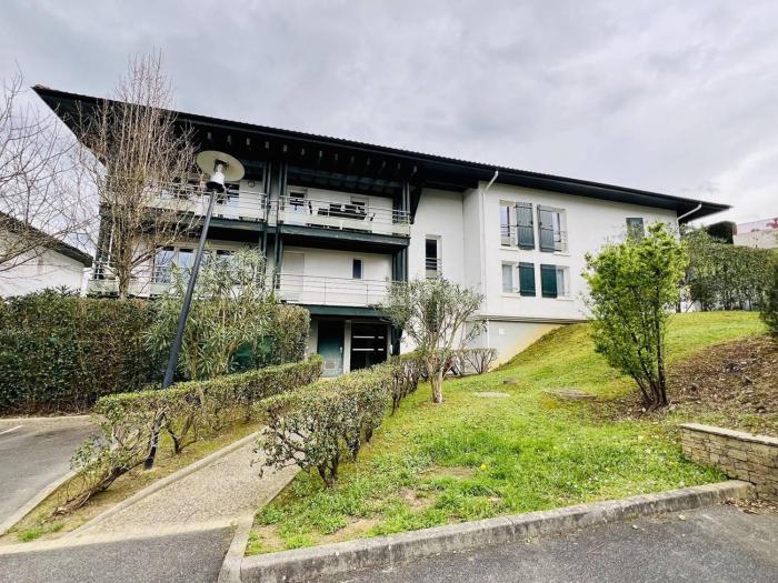 Cambo-les-Bains : Appartement 3 pièces avec parking et animaux acceptés - FR-1-495-135