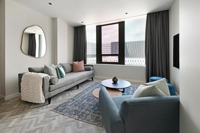 15th-Floor 2-Bed Panoramic City Views & Modern Living