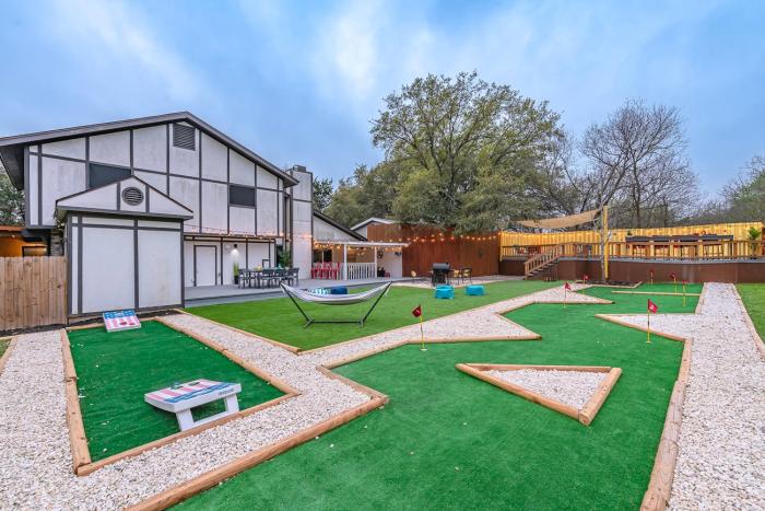 Pool, Gameroom & MiniGolf Enchanting Texas Home