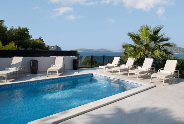 Villa Palm Bay 1, heated pool - 5 m from the sea