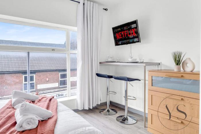 Stylish Longton Studio 2A Near Alton Towers with Smart TV & Kitchenette