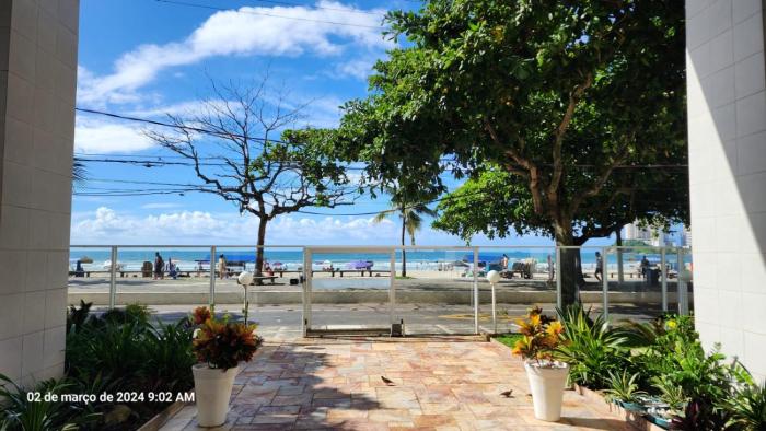 Apartamento pé na areia Guarujá 3 quartos 3 banheiros sala cozinha equipada