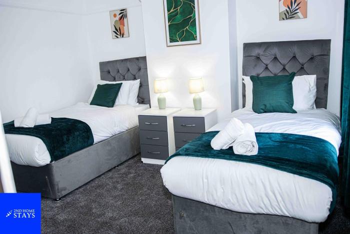 2ndHomeStays- Stoke-on-Trent-A Serene 3 Bed House with a Garden View-Suitable for Contractors-Relocation Families-Group of Friends-Sleeps 6 - 16 mins to J15 M6 and 36 mins to Alton Towers Resort