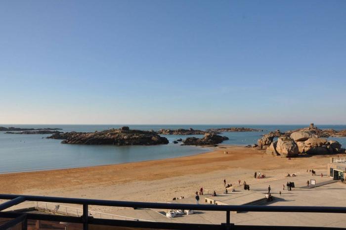 Appartement avec terrasse VUE SUR MER plage du Coz-Pors à TREGASTEL - Réf 726