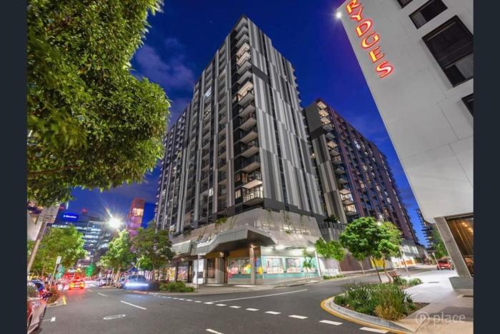 Modern Homely 2BR APT w Parking Bowen Hills