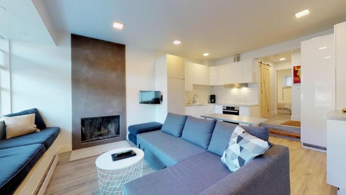 1BR and Sofabed at Whistler on the Lake, Lakefront, Serene Setting, Wood Burning Fireplace