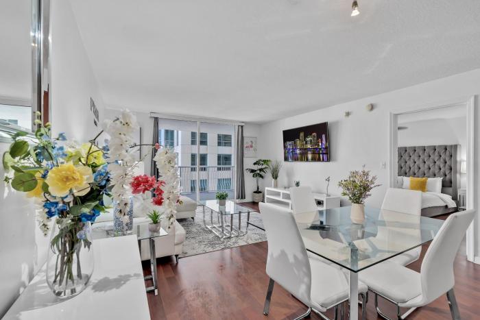 Amazing 1 Bed in Brickell key With FREE PKG