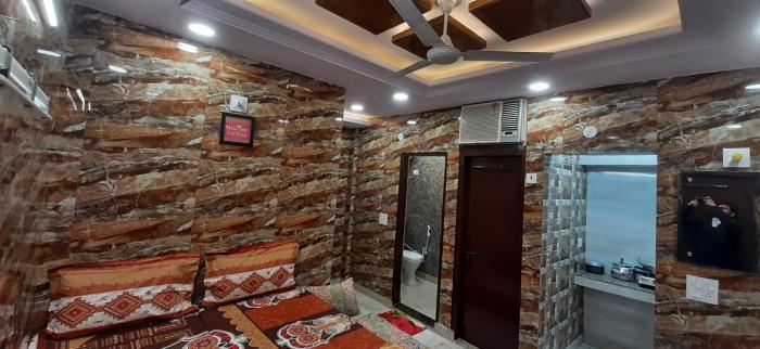 Diplomat luxury home stay in private apartment with kitchen, washroom, wifi , Android tv, fridge in cream location of posh south delhi foreiner area of lajpat nagar, safst locality of Delhi for single females