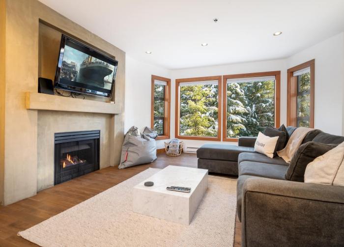 2BR in Greyhawk, Hot Tub and Sauna, Gas Fireplace, Secure Parking
