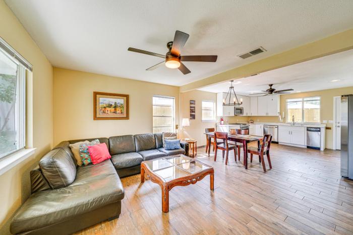 Sunny San Antonio Home Near Downtown Pets Welcome