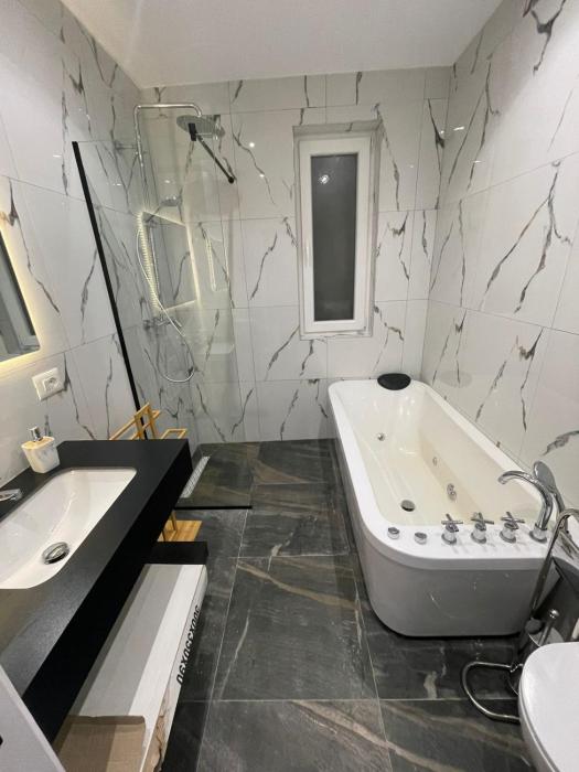 Urban Charm Apt With Jacuzzi