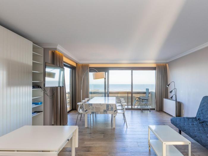 Corner apartment with frontal sea view