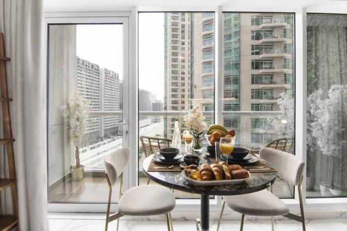 Stylish Studio Walk to Dubai Mall & Burj Khalifa with Pool, Gym & Balcony