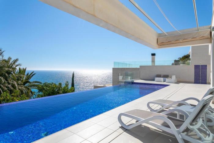 Designvilla with breathtaking view for 14 guests