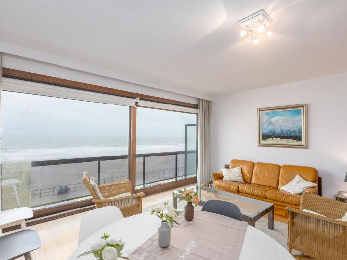 Apartment with sea view and sunny terrace