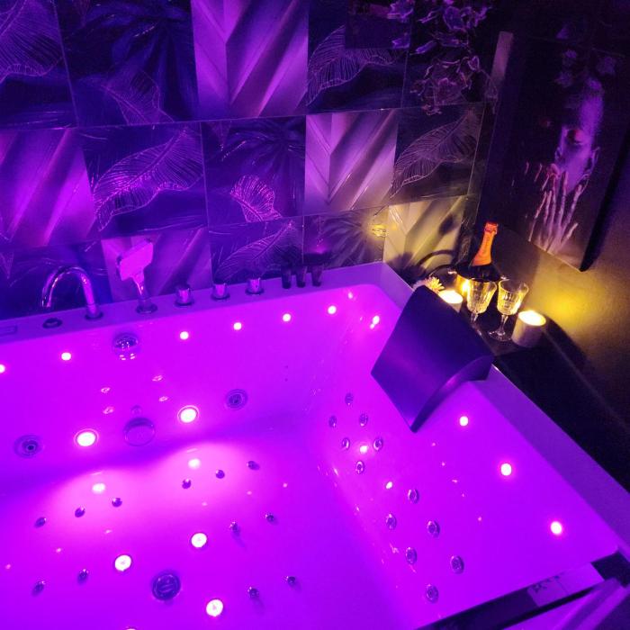 CHMIELNA PRESTIGE HOME SPA apartments with luxury JACUZZI, SAUNA, MASSAGE CHAIR, COLOR THERAPY SALT FOREST AND HIMALAYAN SALT WALL and option of Prosecco!
