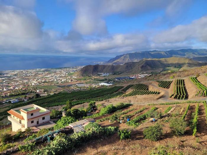 Rural escape wstunning views, jacuzzi and sauna