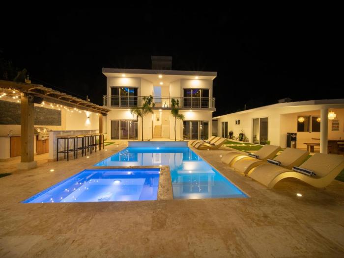 Green Palace - 7br Luxury Villa in Sosua 3mins from strip plus 24hr security
