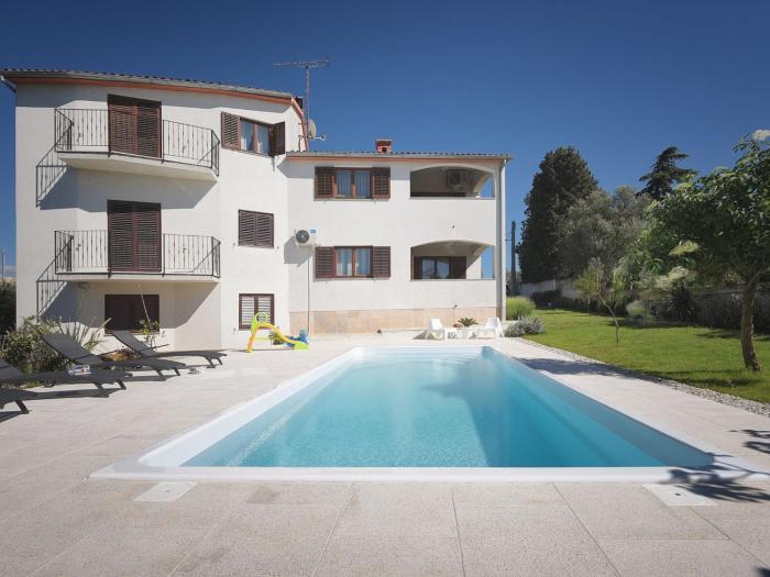 Nicely decorated apartment with private pool