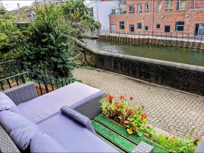 Canal View House - 2BR with Garden & Parking