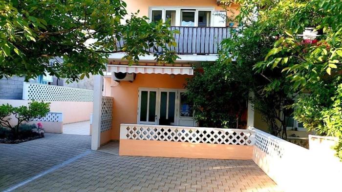 Schöne Wohnung in Promajna mit Terrasse und Nah am Strand