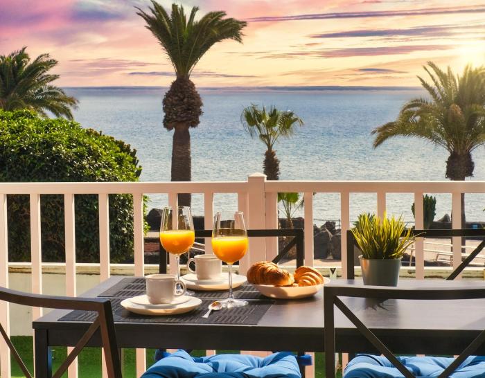 Casa Rame Beachfront, amazing seaview, Air-con