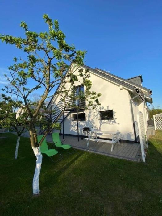 Gemütliches Ferienhaus in Kołczewo mit Terrasse, Grill und Garten