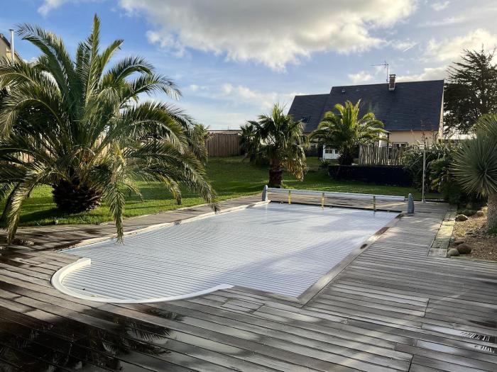 Villa ensoleillée à Bretteville-sur-Ay avec piscine privée