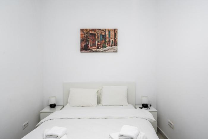 Urban Walls Apartments 5C