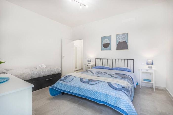 Minimalist Oasis - City life & Hesperia Hospital