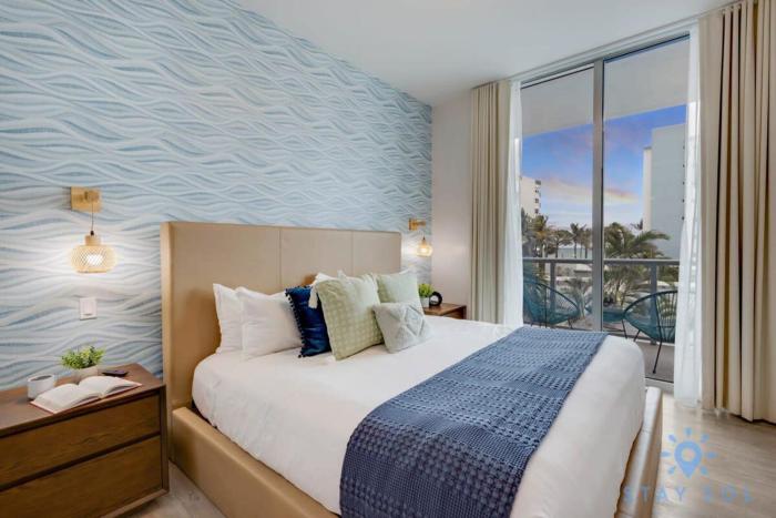 Rooftop Pool & Hot Tub - Gym - Hollywood Beach