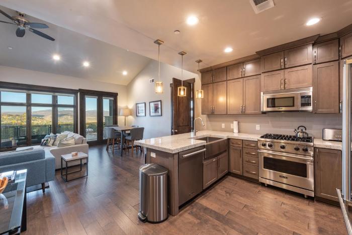 , Walk to Skiing at Cabriolet, Mountain View, Shared Pool and Hot tub, Gym