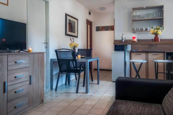 Poolside compact family cottage Sara