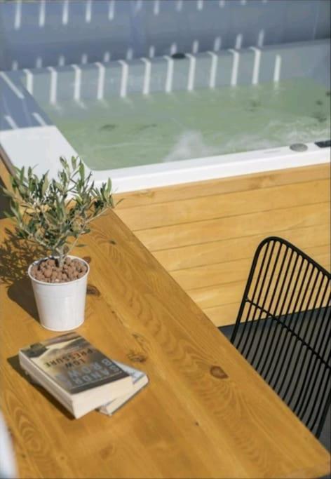 Dome suite,hot tub,sea view in Firostefani!