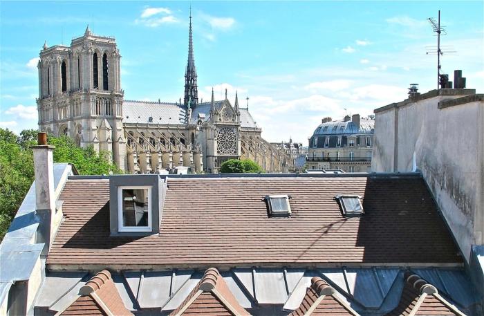 A Balcony on Notre Dame