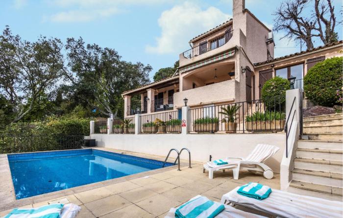 Nice Home In Les Adrets-De-Lestére