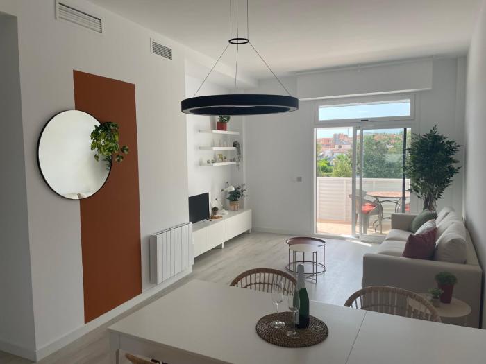 Lichtrijk appartement 400m van de zee met zwembad.