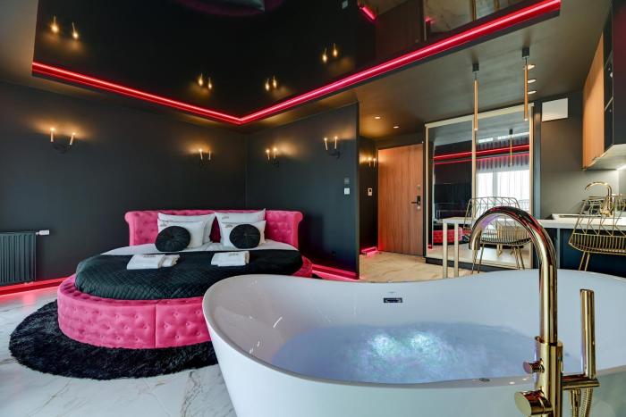 Glamorous Jacuzzi Suite by Downtown Apartments