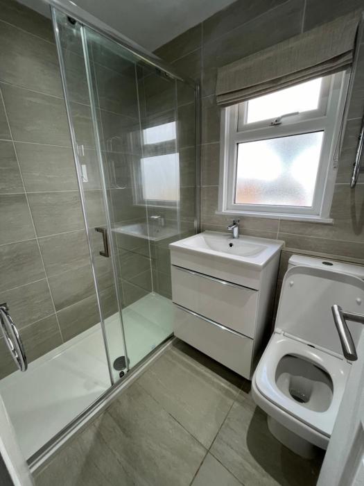 141 -Two bed Chalet on Sunbeach Holiday Park - Sleeps 6, pet friendly, FREE pool and entertainment passes included - plus WiFi with bedding and towels included - only 300m from the beach!