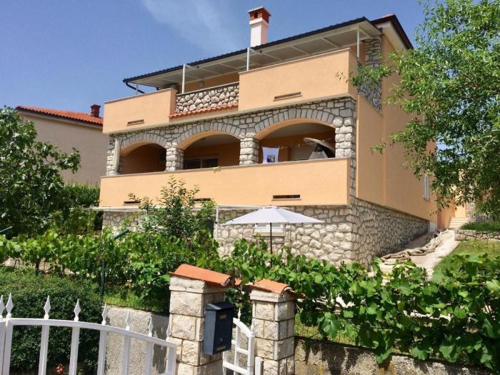Appartement in Novi Vinodolski mit Terrasse, Garten und Grill und Panoramablick