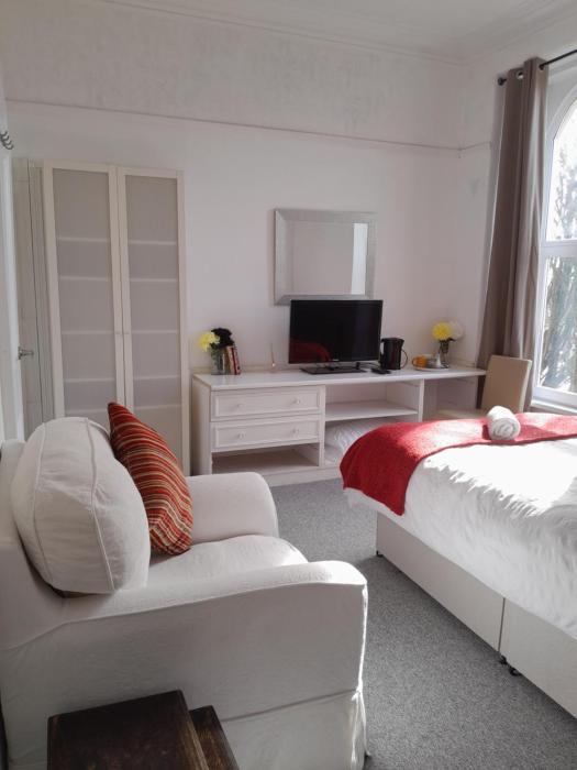 Ensuite room near Singleton Hospital, beach 8