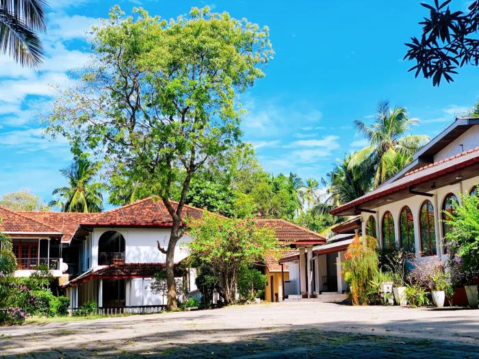 Lake Side Tourist Inn