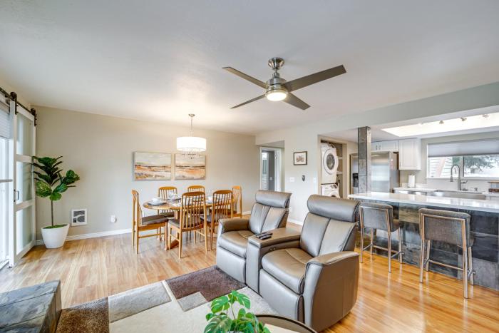 Deck and Golf Course Views Munds Park Condo!