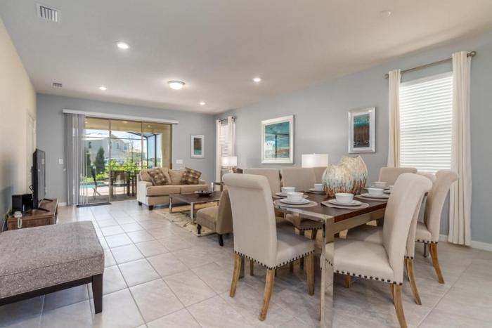 Bright Elegant Home at Solterra! SOL103